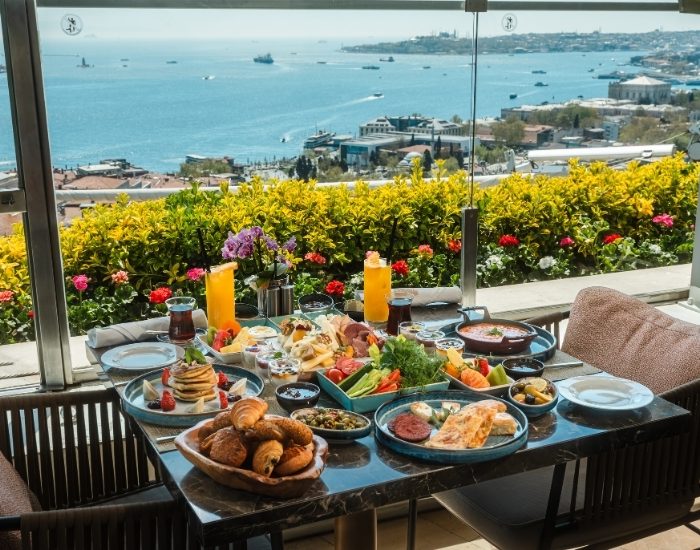 Conrad Bosphorus’ta Boğaz Manzaralı Kahvaltı Başlıyor