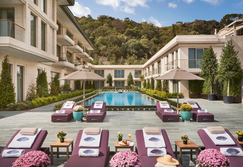 Mandarin Oriental Bosphorus, Istanbul’da Boğaz Manzaralı Havuz Keyfi