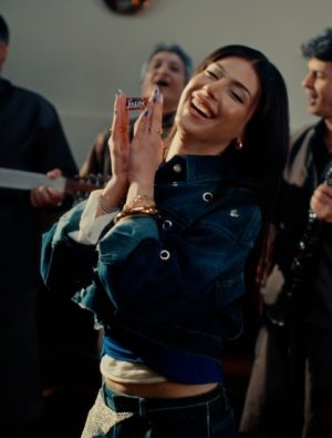“Karanfil Deste Gider” Türküsü Reklam Filminde Yeniden
