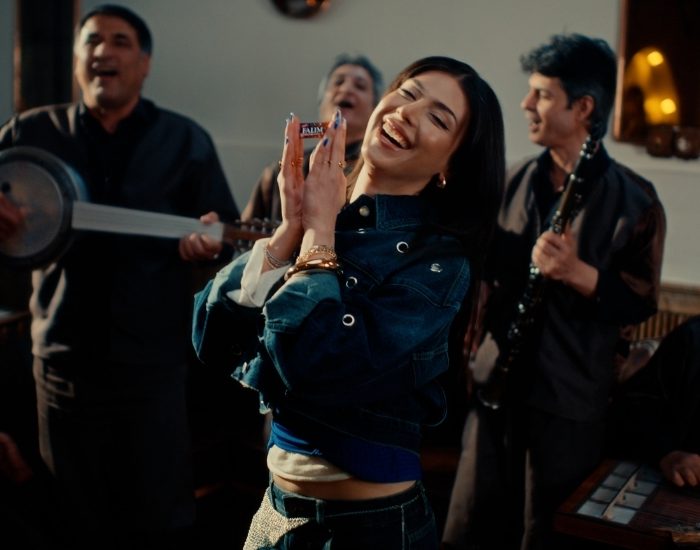 “Karanfil Deste Gider” Türküsü Reklam Filminde Yeniden