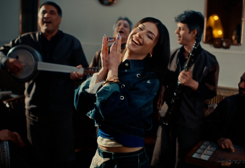 “Karanfil Deste Gider” Türküsü Reklam Filminde Yeniden