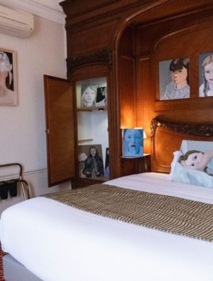 Tarihî Otel Odası Sergi Alanına Dönüştü: Ramize Erer'den Paris'te "Ayrılık" Teması