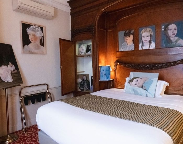 Tarihî Otel Odası Sergi Alanına Dönüştü: Ramize Erer'den Paris'te "Ayrılık" Teması