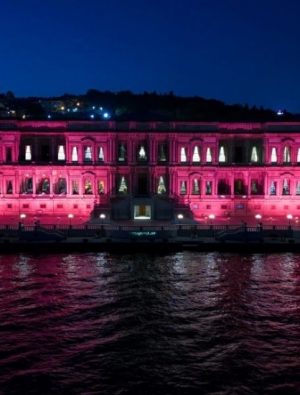 Çırağan Sarayı Ekim Ayında Pembe Işıklarla Aydınlatılıyor