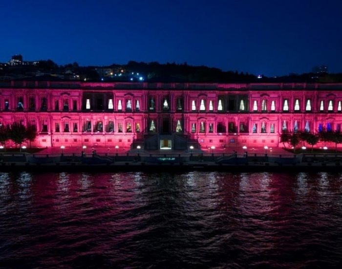 Çırağan Sarayı Ekim Ayında Pembe Işıklarla Aydınlatılıyor