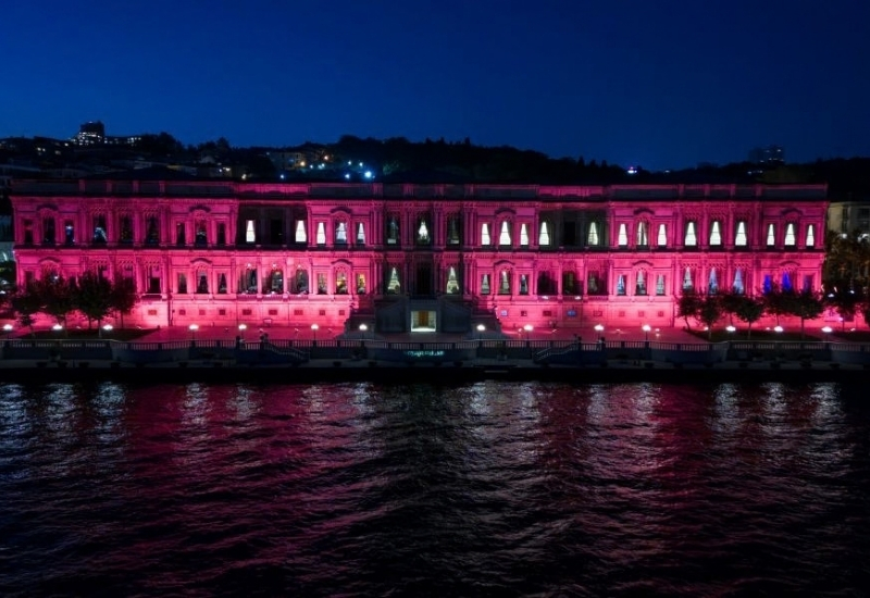 Çırağan Sarayı Ekim Ayında Pembe Işıklarla Aydınlatılıyor