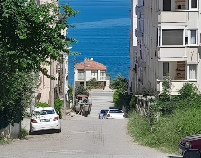 Çınarcık’ta Yaz Çilesi: Kaldırım ve Otopark Sorunu Vatandaşları Zorluyor